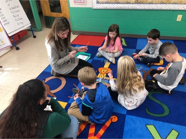 children making bracelets